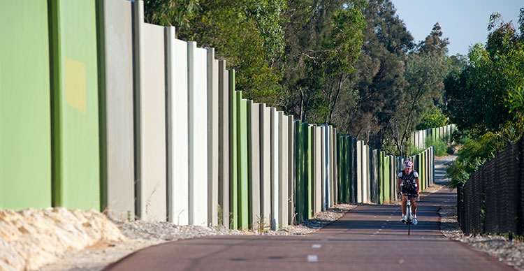 Noisewalls between Parry Avenue and Leach Highway